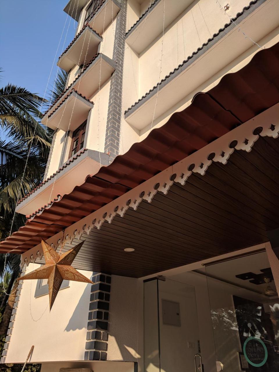 Bed & Breakfast 3 Stories *