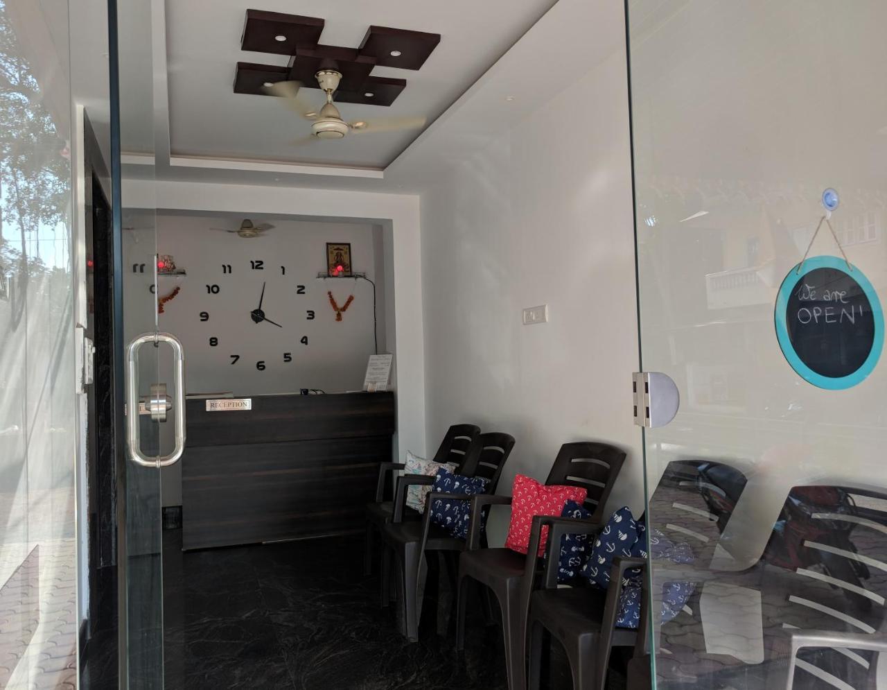 3 Stories Bed & Breakfast Baga
