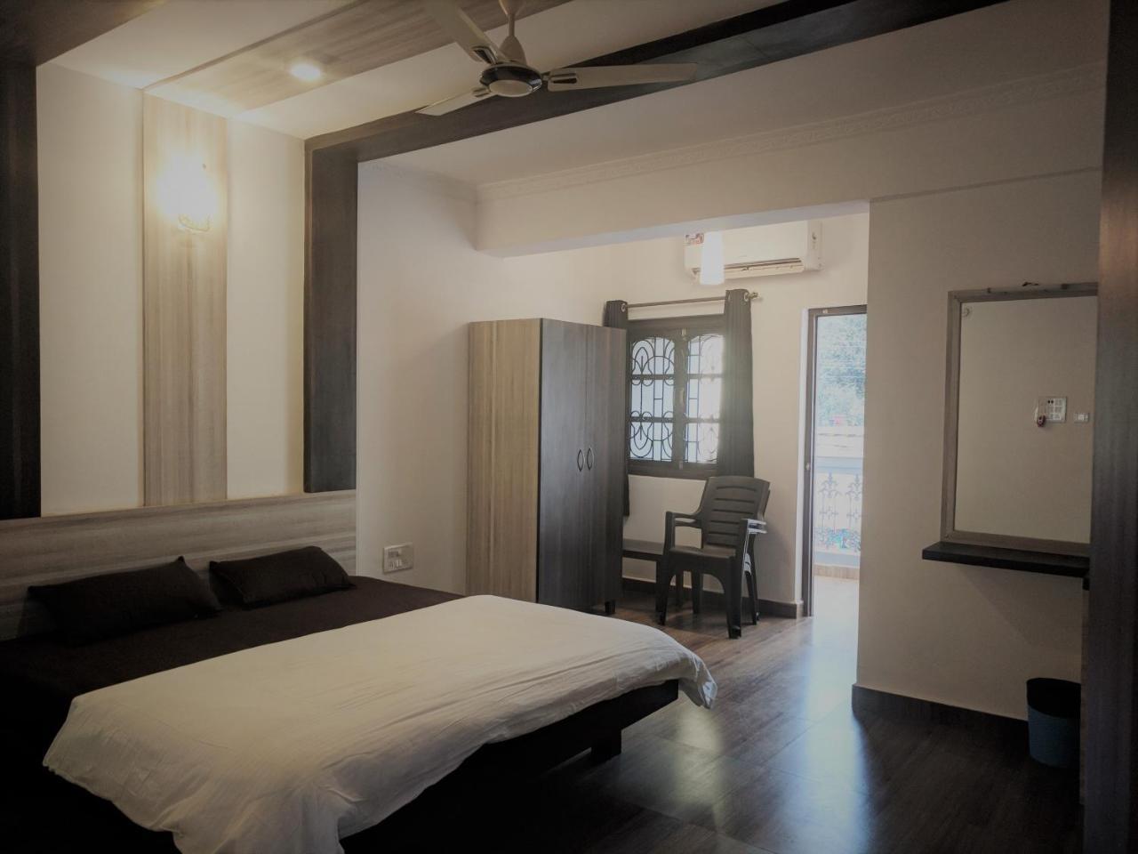 3 Stories Bed & Breakfast Baga